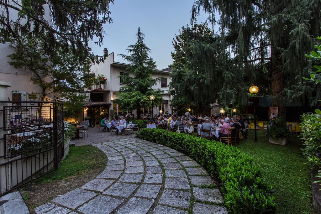 Albergo Locanda Cavallino Toscolano Maderno Bagian luar foto